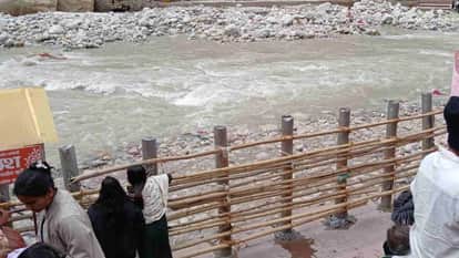 Uttarkashi Administration blocked Ganges Ghats at Gangotri Dham by placing bamboos Pilgrim priests protested