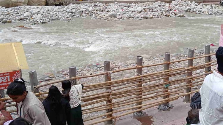 Chardham Yatra: प्रशासन ने गंगोत्री धाम में बांस लगाकर किए गंगा घाट बंद, विरोध में उतरे तीर्थ पुरोहित
