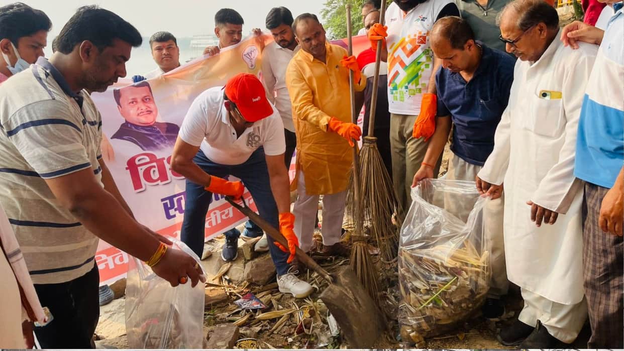 MP Ravi Kishan gave the message of cleanliness by picking up a broom at Ramgarhtal, Gorakhpur.