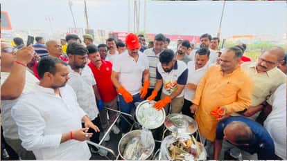 MP Ravi Kishan gave the message of cleanliness by picking up a broom at Ramgarhtal, Gorakhpur.