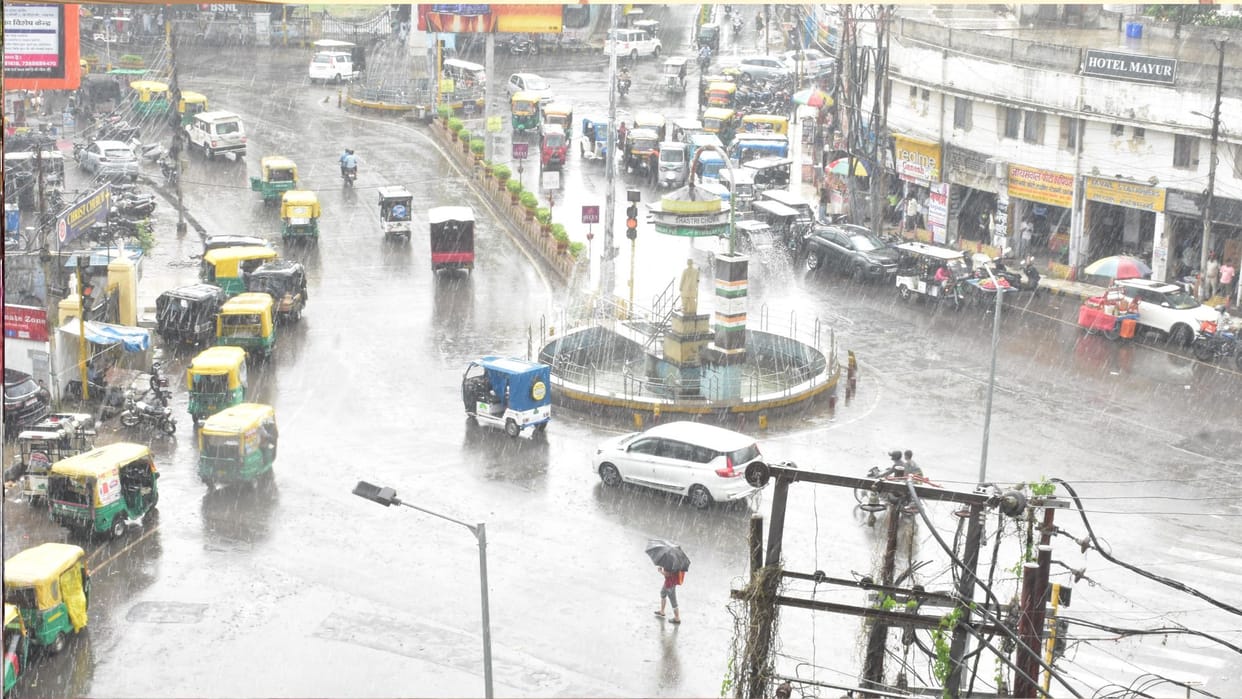 Gorakhpur's weather suddenly changed after intense sunshine,with temperatures reaching 39.8°C even after rain
