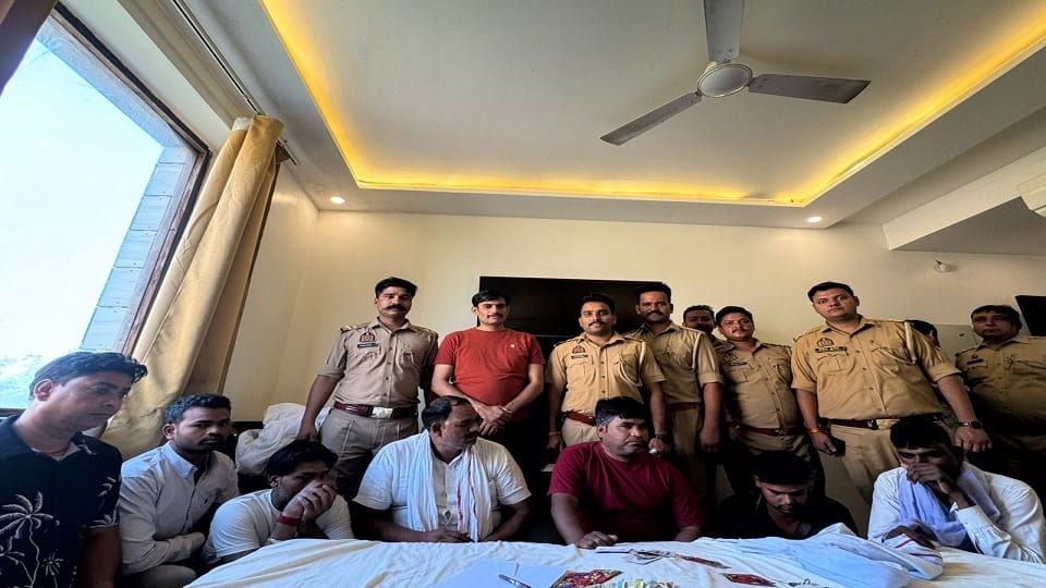 Police Bust Gambling Racket in Agra Hotel, 7 Arrested With 1.48 Lakh Cash