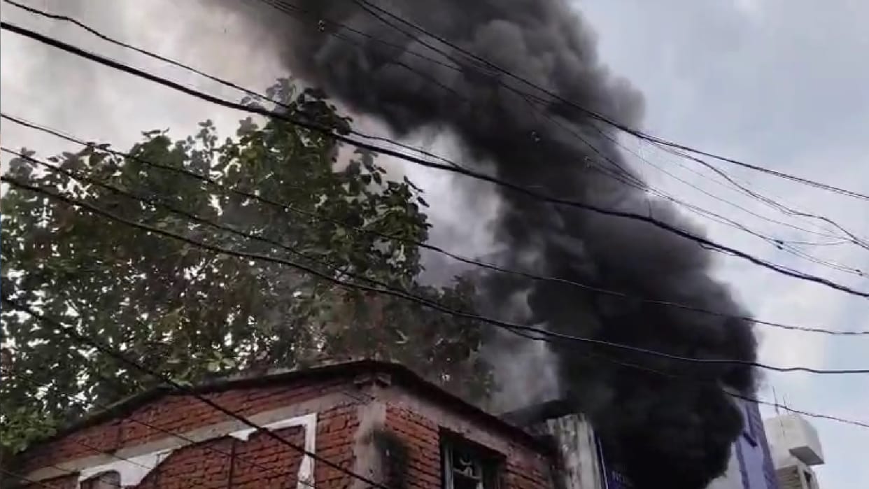 Fire caused panic in Raipur Badhaipara: Flames rose from a grocery store, a major accident was averted in time