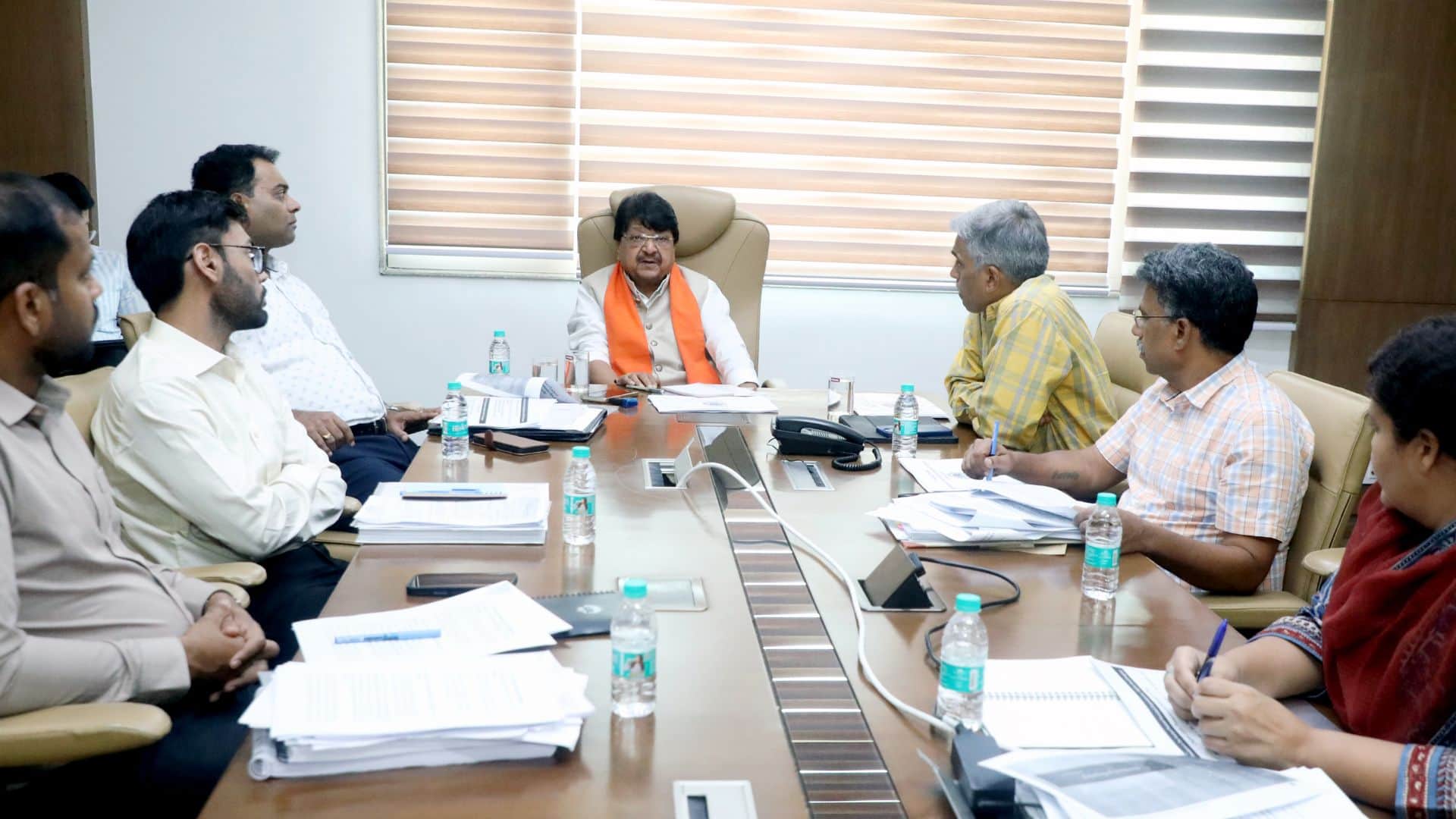 कैबिनेट मंत्री कैलाश विजयवर्गीय नगरीय प्रशासन विभाग के अधिकारियों के साथ
