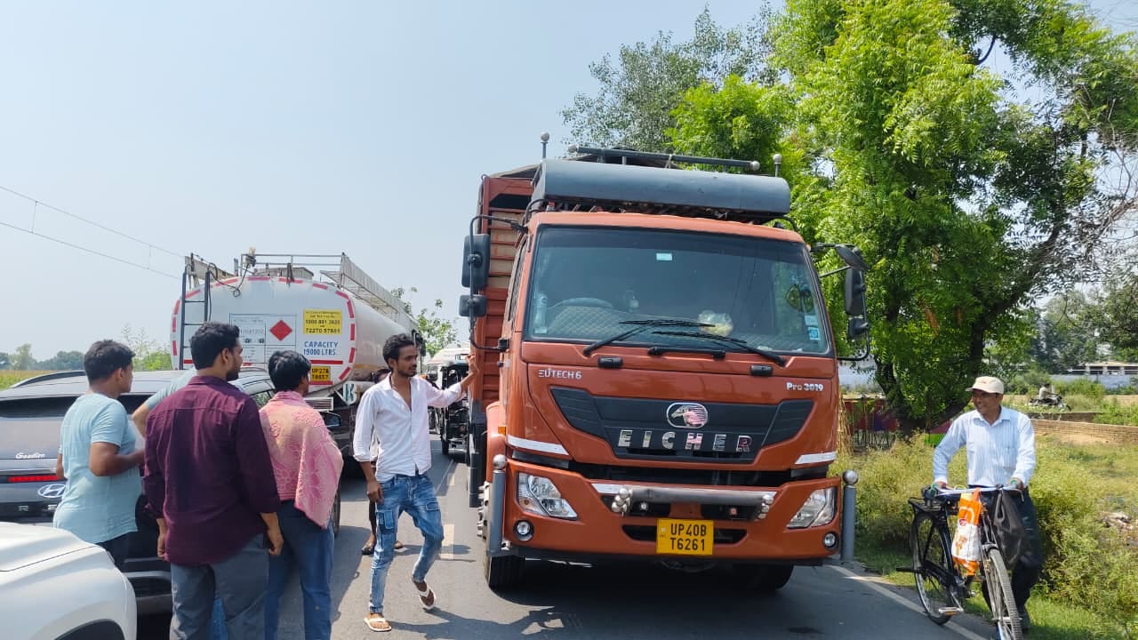 घटनास्थल पर खड़ी डीसीएम