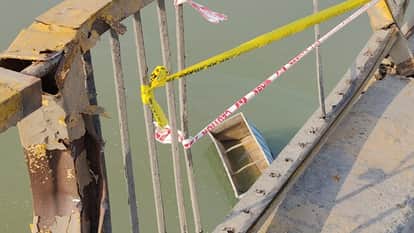 Hamirpur Dumper Plunges into Betwa River Crashes Through Bridge Railing and Submerges Driver died