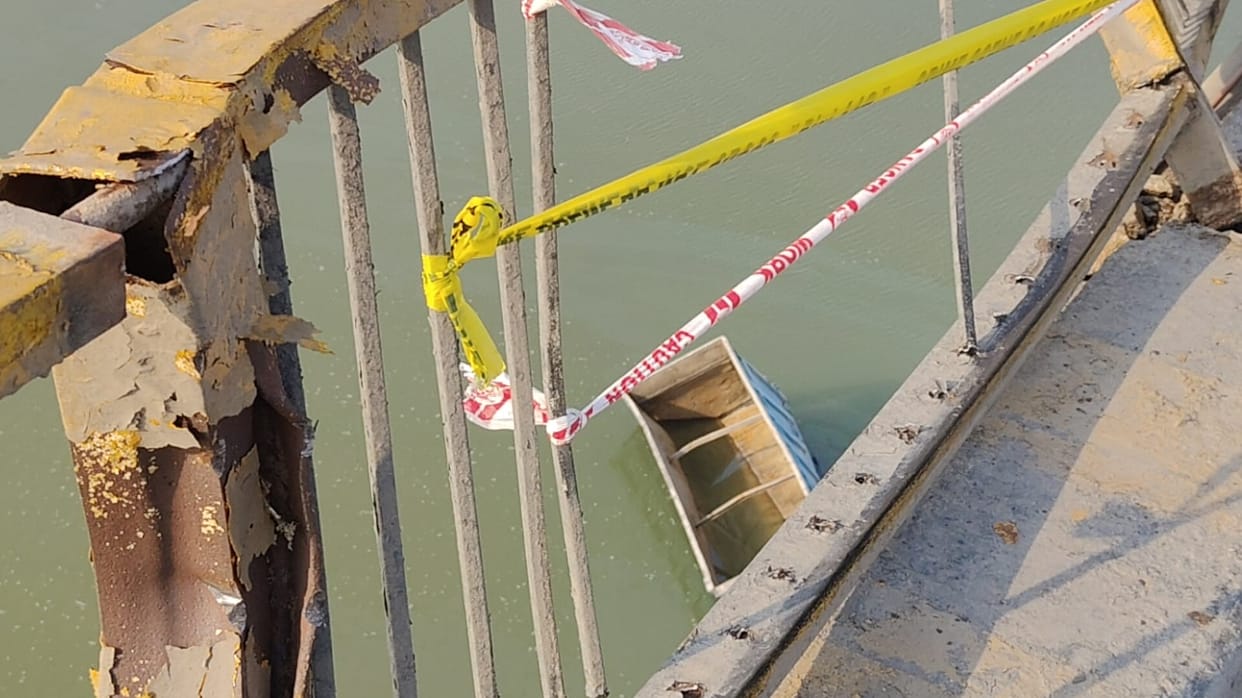 Hamirpur Dumper Plunges into Betwa River Crashes Through Bridge Railing and Submerges Driver died