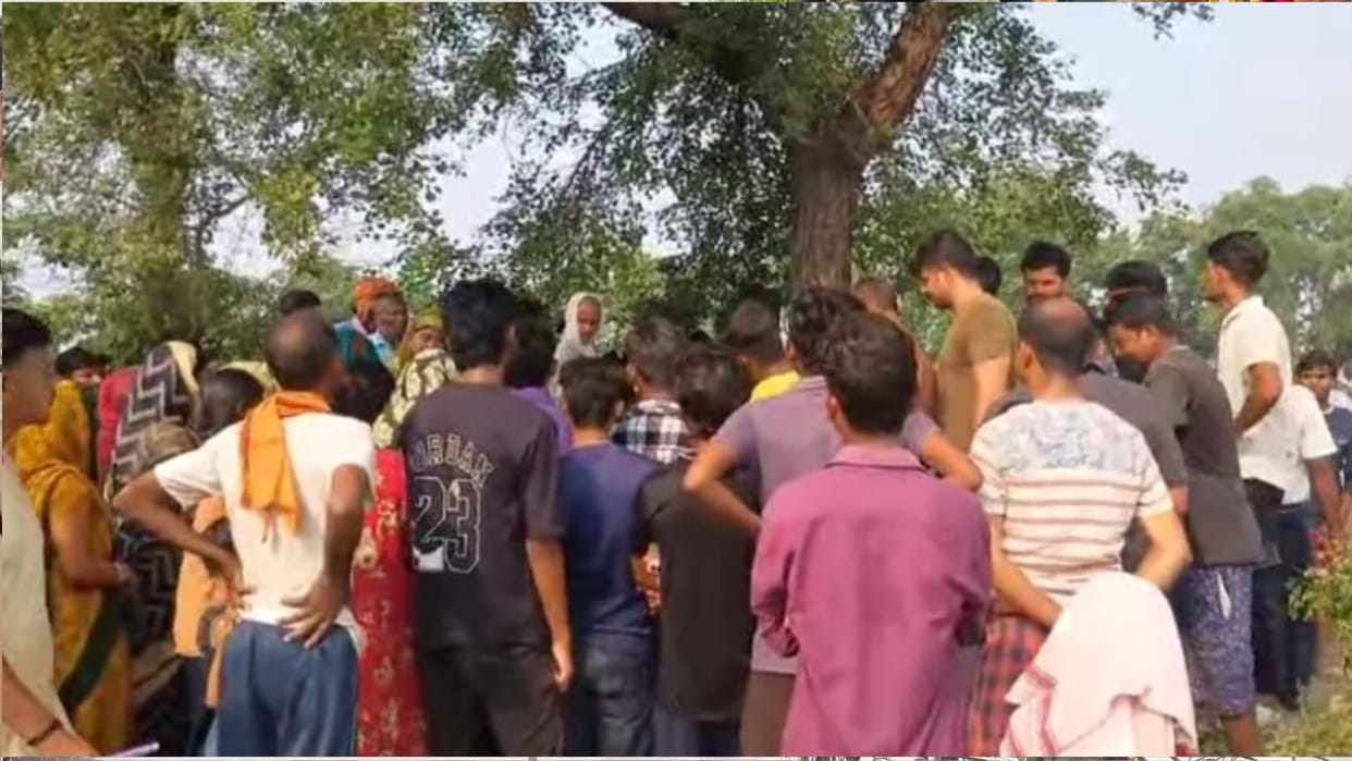 The body of a young man was found hanging from a rosewood tree with the help of a belt in Kushinagar.