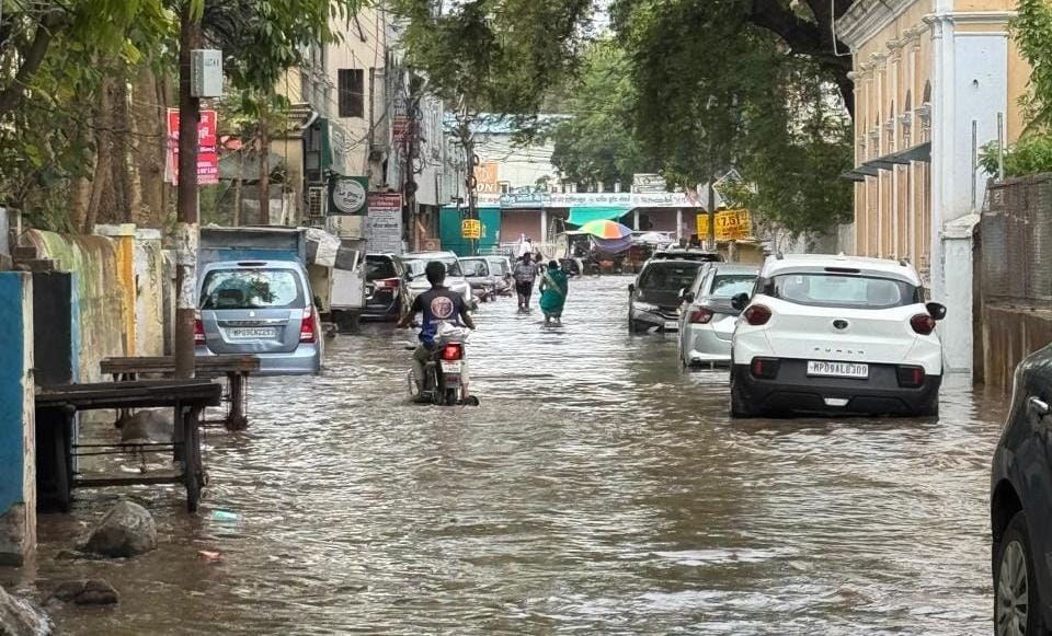 Indore: Narmada river line bursts in Mhow, lakhs of gallons of water flow on the road like a river.