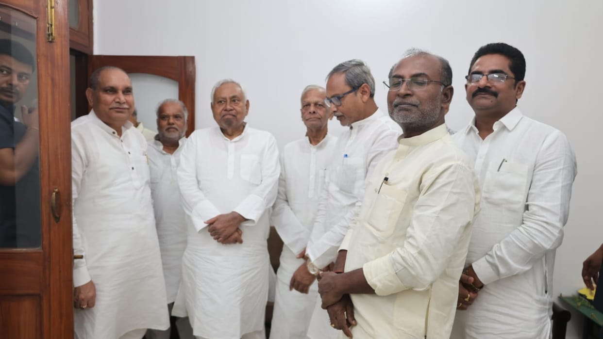 Nitish Kumar meets JDU party leaders and MLAs patna Bihar News Political News