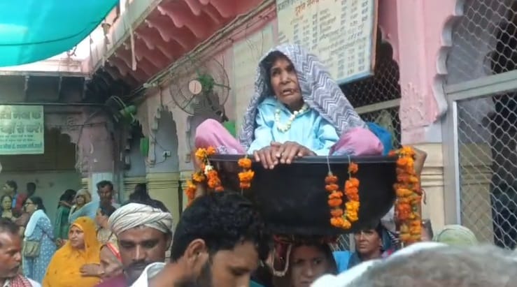 daughter in law carried her elderly mother in law on her head to complete 84 kos parikrama