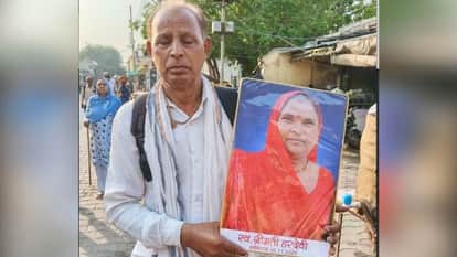 Husband circumambulation carrying photograph of late wife