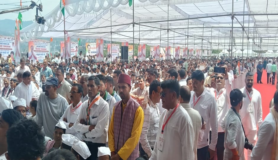 road blocked Rahul Gandhi's path, know how Congressmen got upset