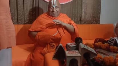 UP: On the statement of economic tsunami, Rambhadracharya said – he is a victim of illusion