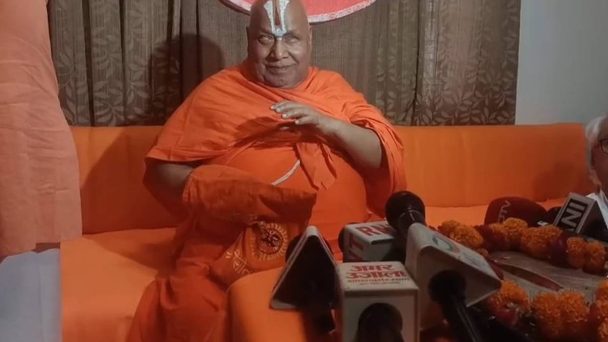 UP: On the statement of economic tsunami, Rambhadracharya said – he is a victim of illusion