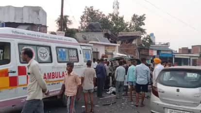 one died and five injured as E-rickshaw overturns after collision with private bus in Pilibhit