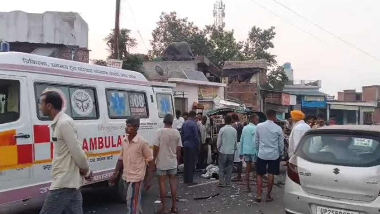 one died and five injured as E-rickshaw overturns after collision with private bus in Pilibhit