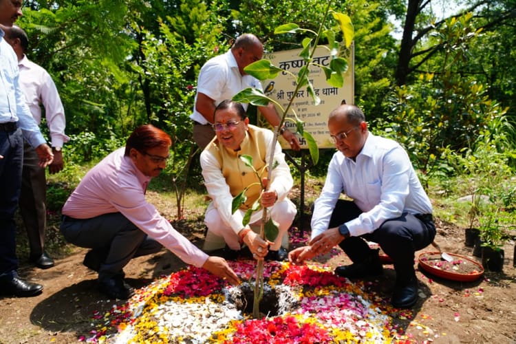 Dehradun: मुख्यमंत्री आवास में 3 बी गार्डन का निर्माण कार्य शुरू, सीएम धामी ने रोपा कृष्णा वट का पौधा