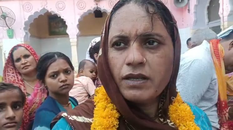 daughter in law carried her elderly mother in law on her head to complete 84 kos parikrama