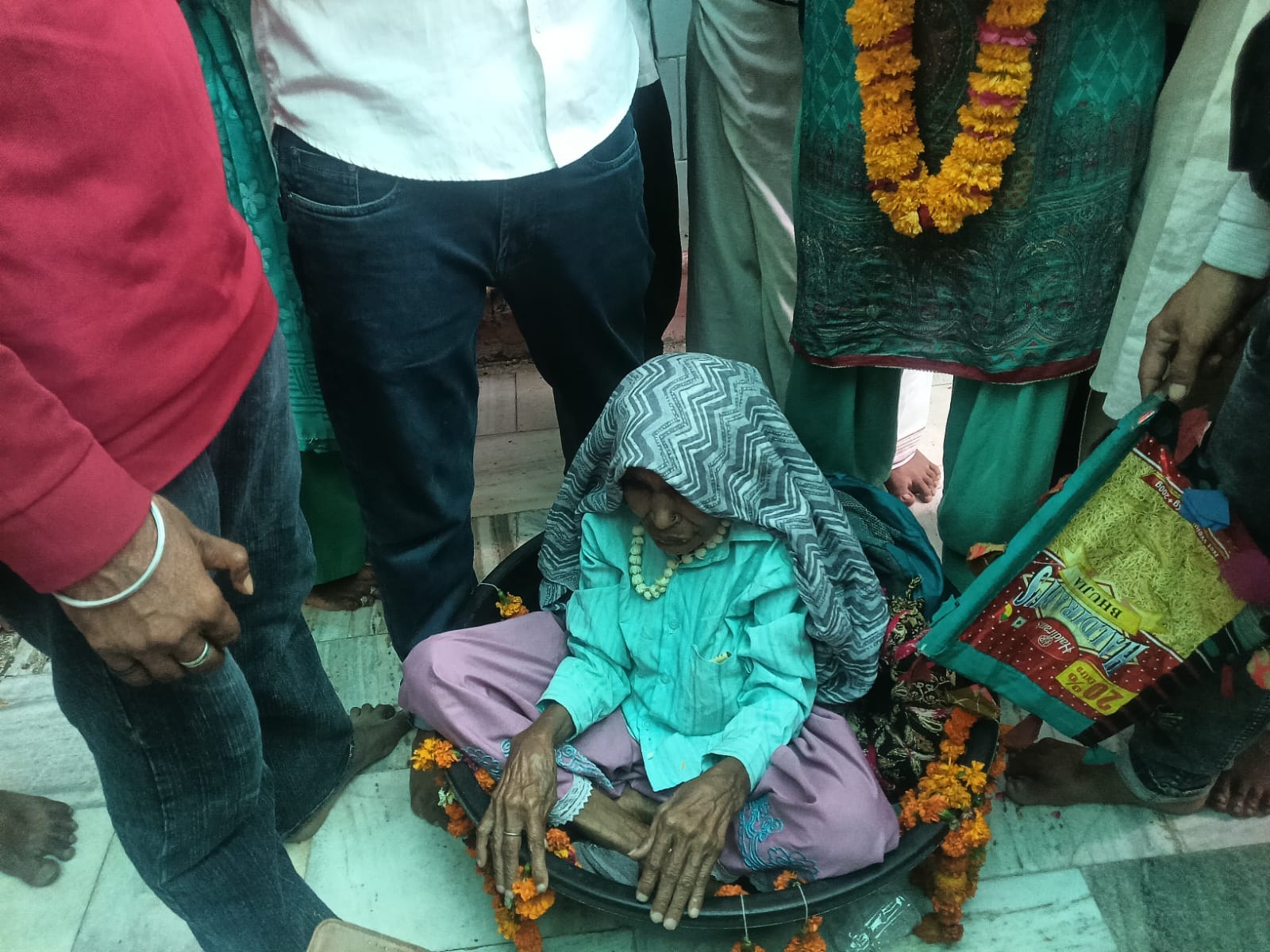 daughter in law carried her elderly mother in law on her head to complete 84 kos parikrama
