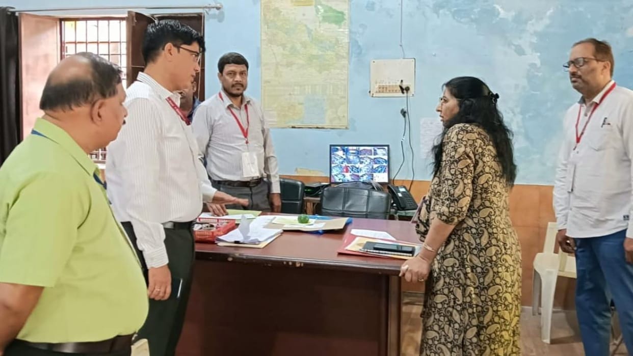 Jhansi: More than half the candidates were absent in the TGT exam, which was held at seven centers.