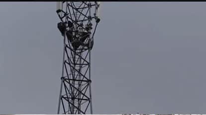 Angry with his wife for going to Mumbai, husband climbed a mobile tower in Basti.