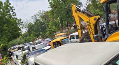 On the very first day of the repair work, there was a huge traffic jam on Shastri Bridge,