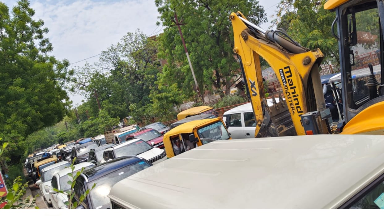 On the very first day of the repair work, there was a huge traffic jam on Shastri Bridge,
