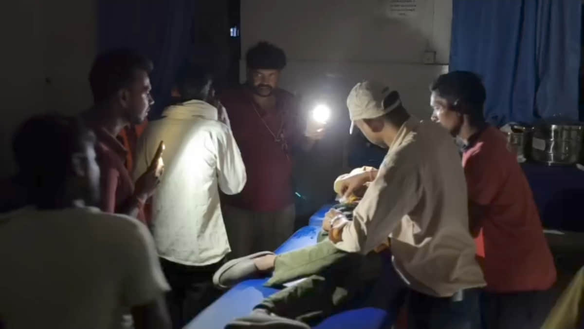 hazaribagh sheikh bhikhari medical college hospital power outage treatment in torch light