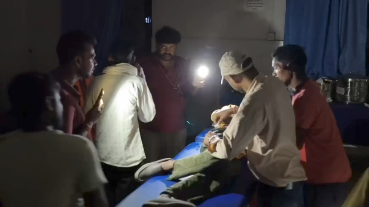 टॉर्च की रोशनी में हुआ मरीजों का इलाज