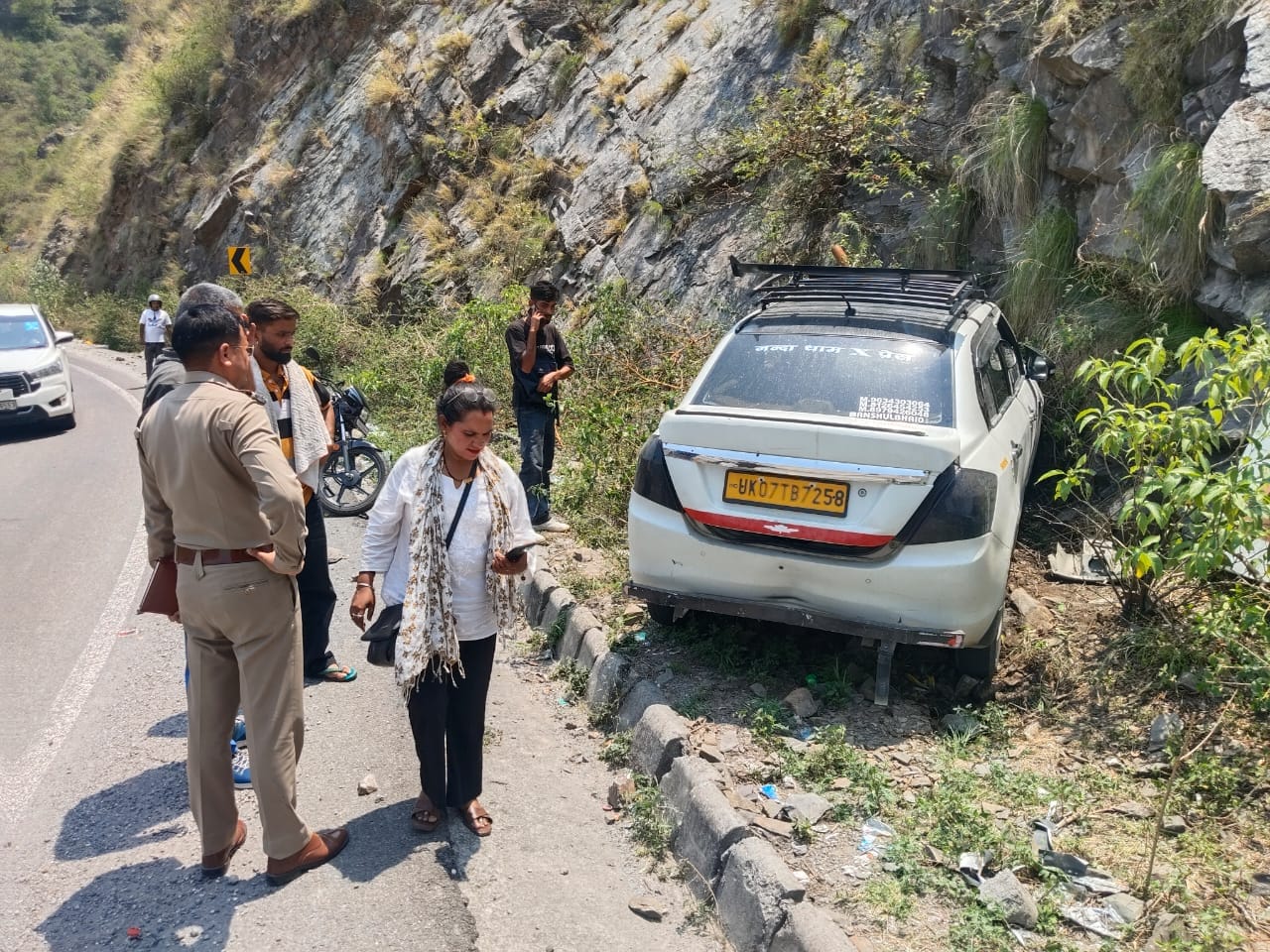 वाहन पर गिरे पत्थर