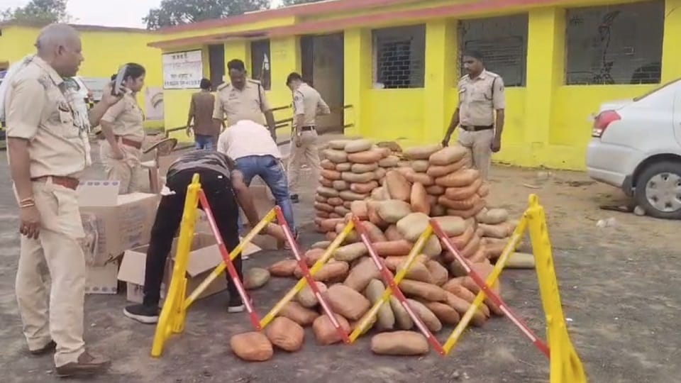 Smugglers abandon vehicles and flee upon spotting a police blockade in MCB