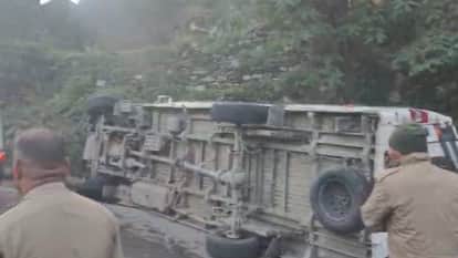 Tempo traveler lost control overturned near Badrinath Highway Death stranded passengers rescued Jyotirmath
