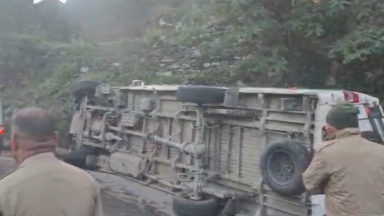 सड़क पर पलटा वाहन