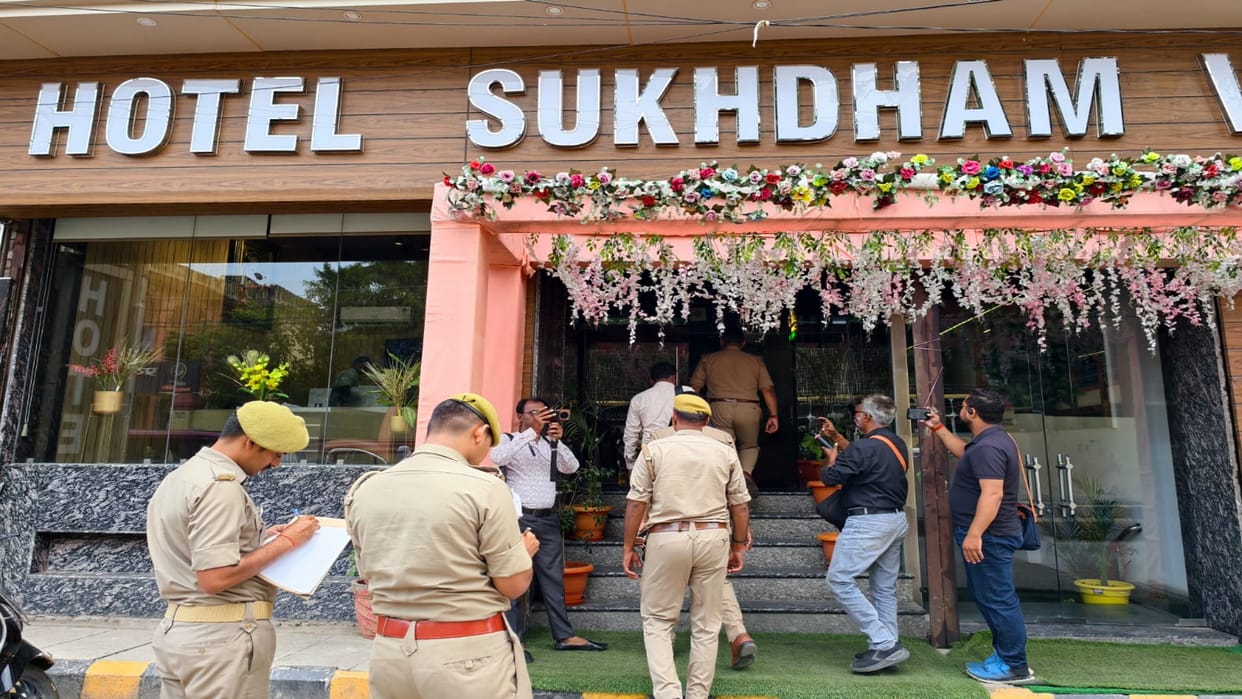 Prayagraj News: After the Delhi accident, fire safety checks were conducted in 18 hotels