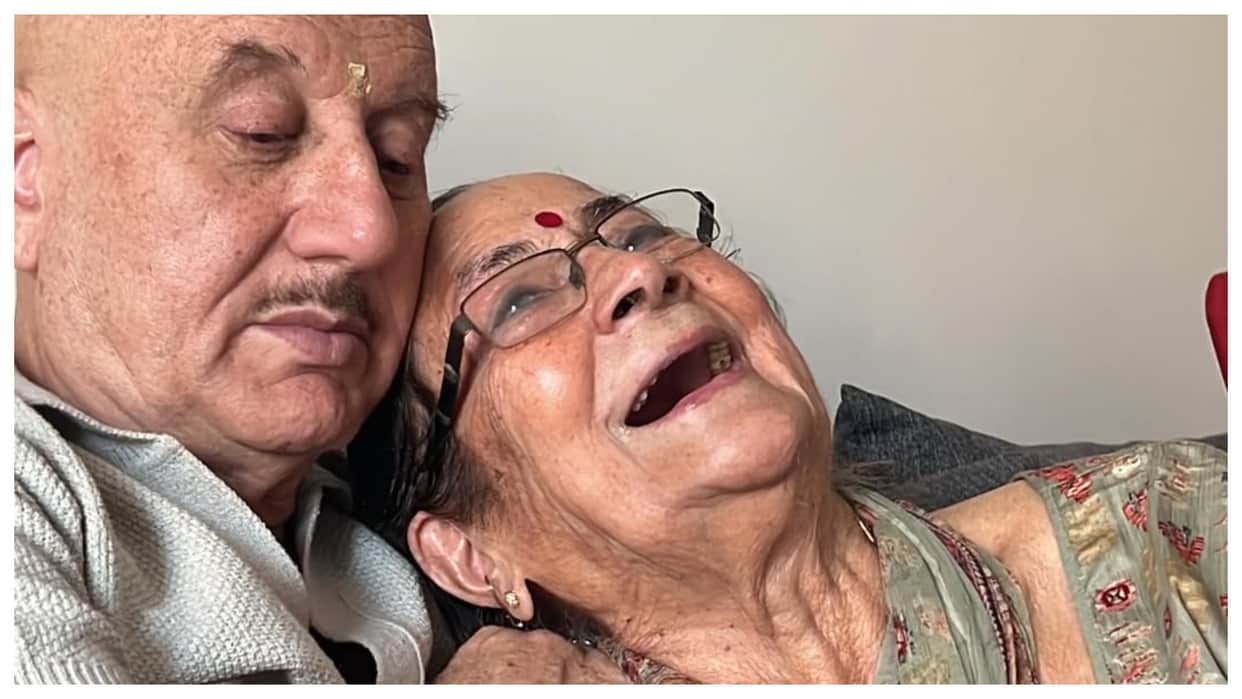 anupam kher wishes mother dulari happy birthday with lovely and emotional note share photos
