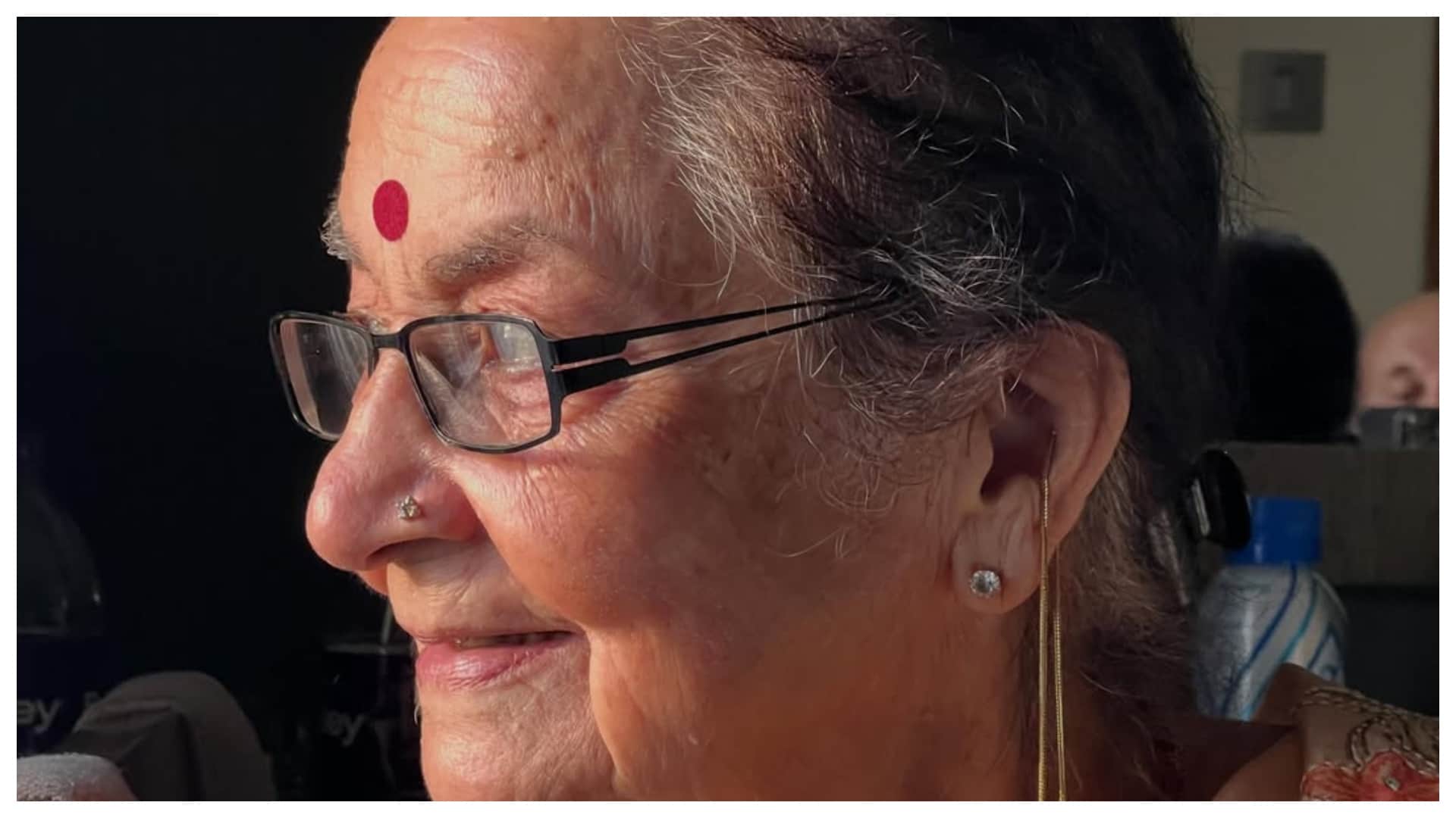 anupam kher wishes mother dulari happy birthday with lovely and emotional note share photos