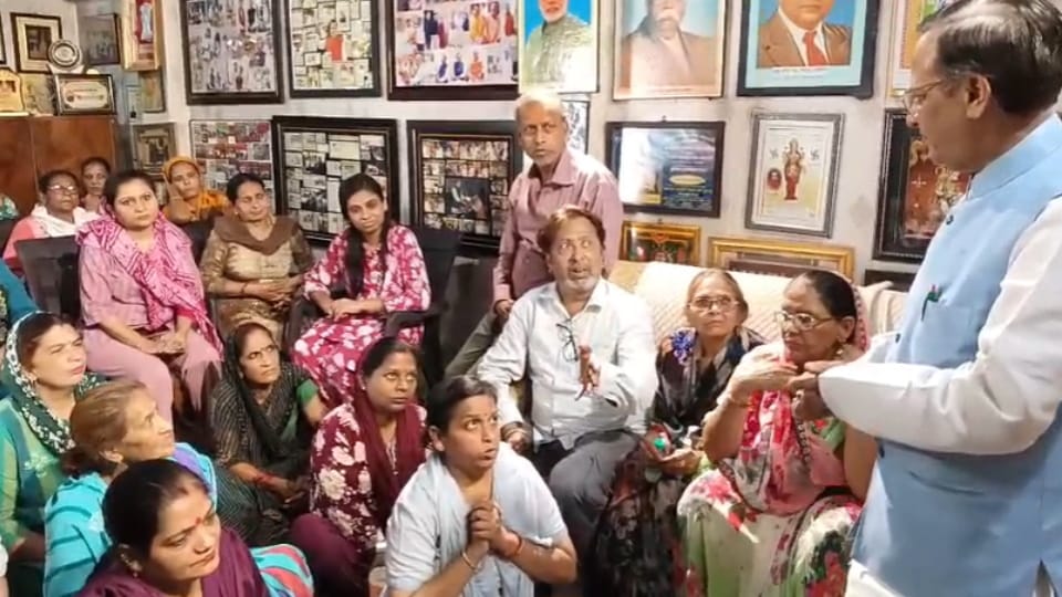 Women Protest Against Setback Policy, Meet BJP Leader Vinit Agarwal Sharda, Recite Hanuman Chalisa at Dharna S
