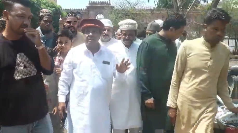 Bhopal News: Waqf land dispute escalates; Muslim organizations protest outside Taj-ul-Masajid, demanding a CBI
