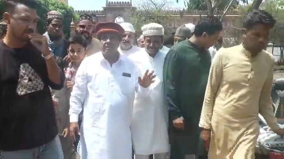 Bhopal News: Waqf land dispute escalates; Muslim organizations protest outside Taj-ul-Masajid, demanding a CBI