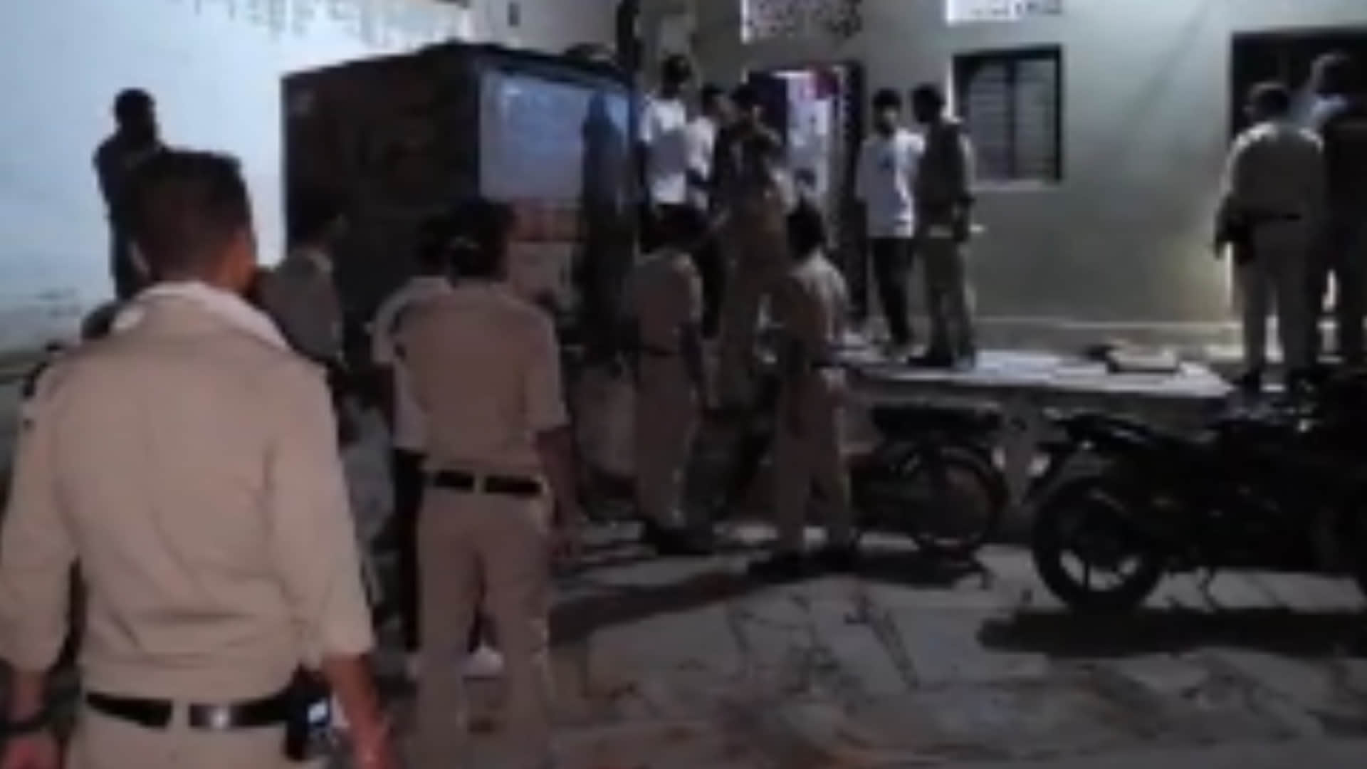 Bike Collision Triggers Violence and Stone-Pelting in Chhatarpur MP News in Hindi