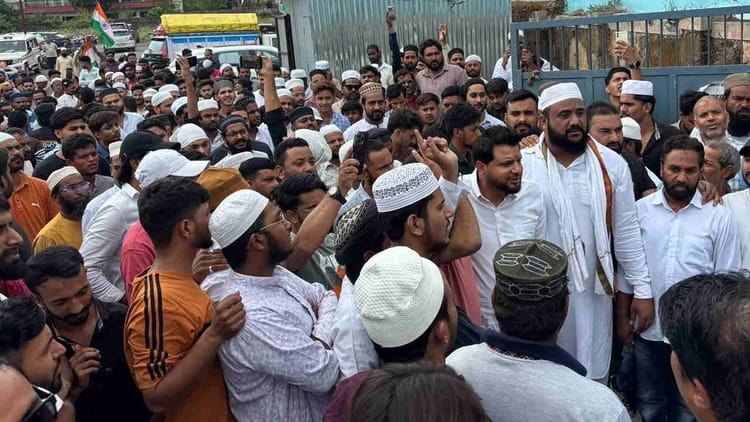 Dehradun: मस्जिद सील किए जाने के विरोध में मुस्लिम सेवा संगठन का डीएम कार्यालय में कूच, भारी पुलिस बल तैनात