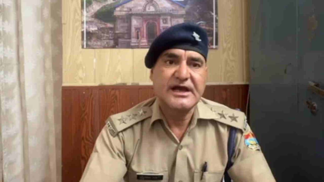 Kedarnath Temple Video action taken against pilgrims goes viral Policeman removed from duty point