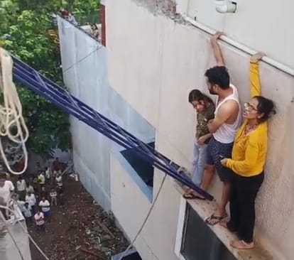 Indore: Fire broke out in an apartment showroom in Indore; neighbors saved the lives of six families.