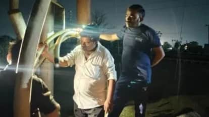 जले केबल को ठीक करते कर्मचारी।