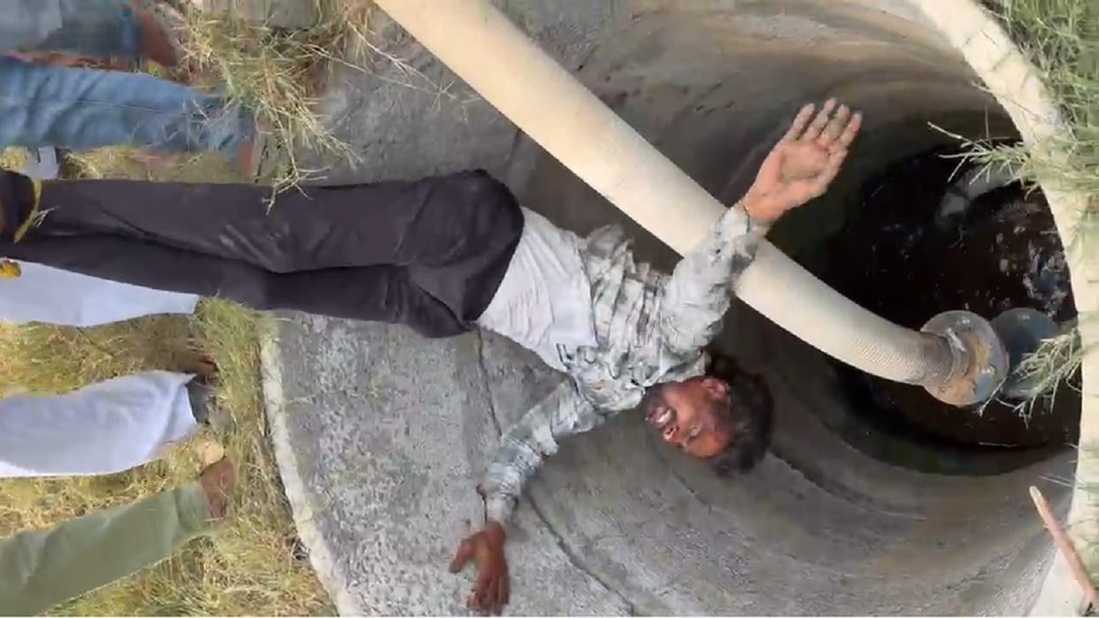 young man hung upside down in well on suspicion of stealing a motor Sorkhi village In Hansi, video viral