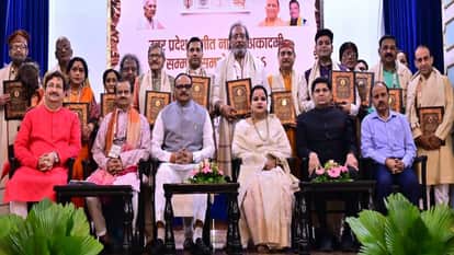 कलाकारों के साथ उपमुख्यमंत्री ब्रजेश पाठक।