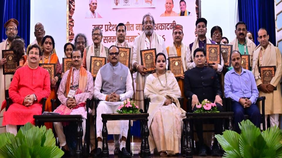 51 stars of the art world received Academy Award in Lucknow
