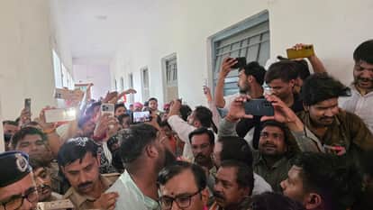 chhatarpur-protest-at-collector-office-after-road-accident-dispute