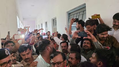 chhatarpur-protest-at-collector-office-after-road-accident-dispute